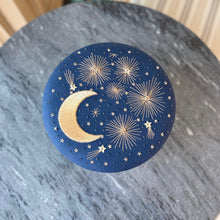 Load image into Gallery viewer, Plexi Box of Hand Embroidered Gift with Ramadhan Flavors - Navy 25cm
